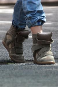 Sarah Michelle Gellar getting her morning starbucks in Los Angeles on July 28, 2014