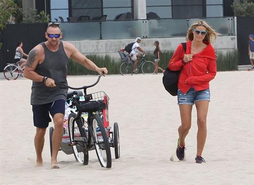 Heidi Klum haning out at the beach in Santa Monica on August 24, 2013