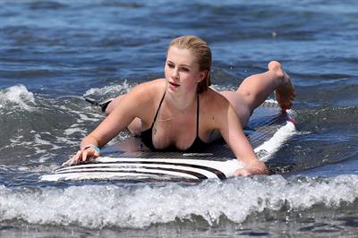 Ireland Baldwin goes paddle-boarding in Hawaii with her boyfriend Slater Trout May 26, 2013 
