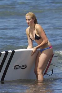 Ireland Baldwin goes paddle-boarding in Hawaii with her boyfriend Slater Trout May 26, 2013 