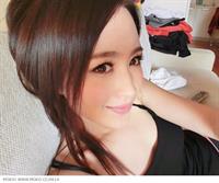 Ren Ying taking a selfie