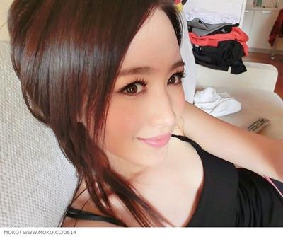 Ren Ying taking a selfie