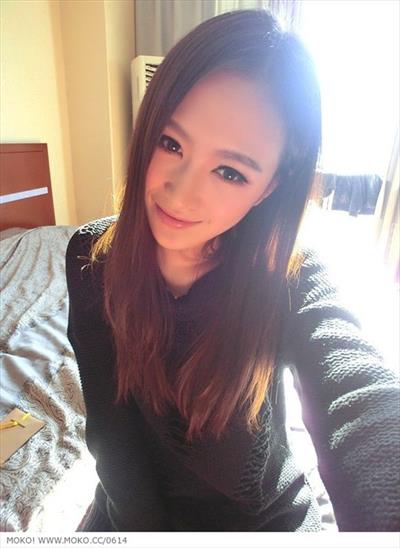 Ren Ying taking a selfie