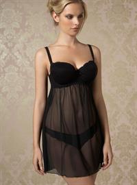 Dioni Tabbers in lingerie