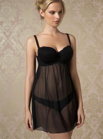 Dioni Tabbers in lingerie