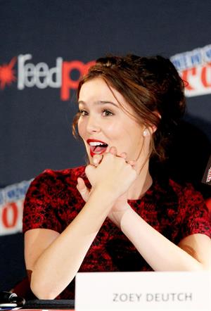 Zoey Deutch – “Vampire Academy” Panel NYCC 10/11/13  