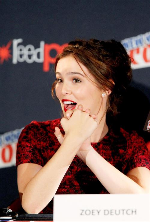 Zoey Deutch – “Vampire Academy” Panel NYCC 10/11/13  
