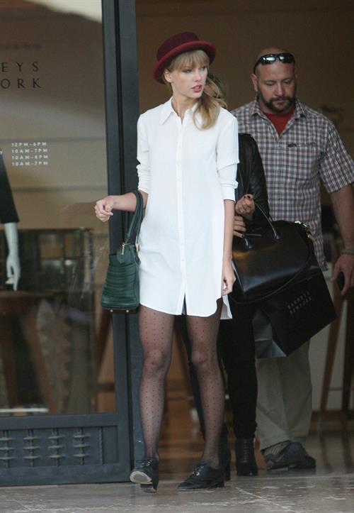 Taylor Swift – Barneys New York in Beverly Hills 9/29/13  