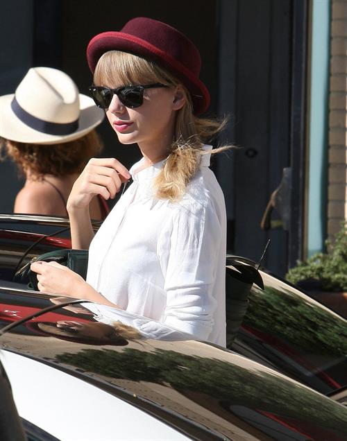 Taylor Swift – Barneys New York in Beverly Hills 9/29/13  