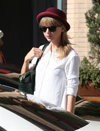 Taylor Swift – Barneys New York in Beverly Hills 9/29/13  