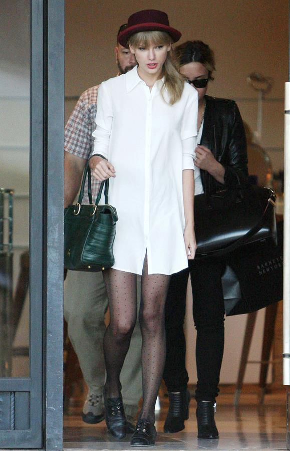 Taylor Swift – Barneys New York in Beverly Hills 9/29/13  
