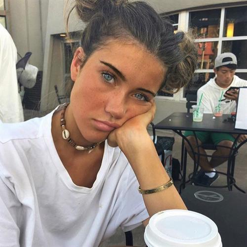 Claudia Valentina taking a selfie