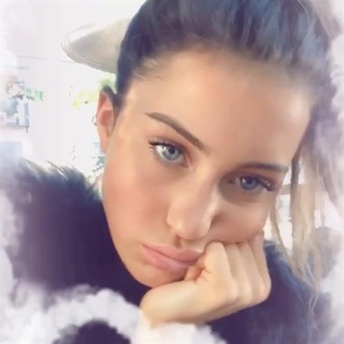 Claudia Valentina taking a selfie