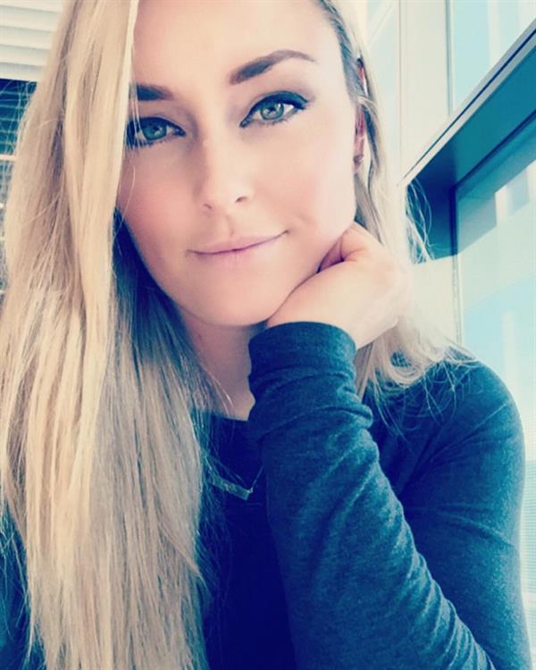 Lindsey Vonn taking a selfie