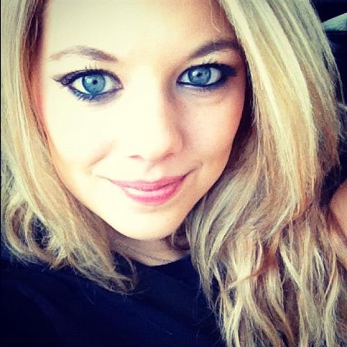 Alexa Knierim taking a selfie