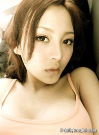 Jeana Ho taking a selfie