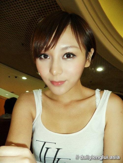 Jeana Ho taking a selfie