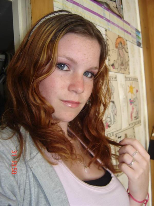 Amateur redhead plays with herself