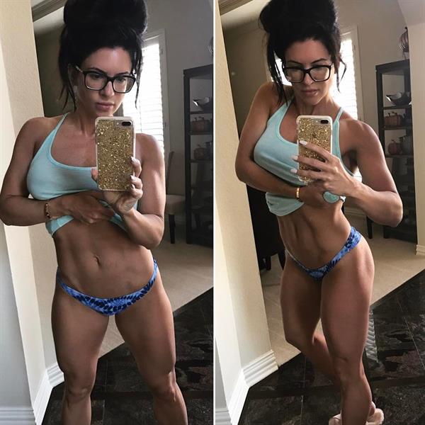 Amanda Latona Kuclo in a bikini taking a selfie