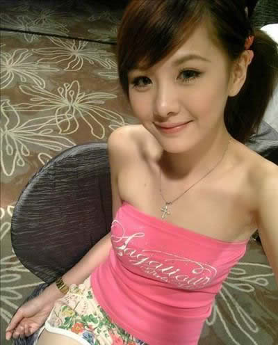 Amber An taking a selfie