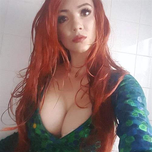 Elizabeth Rose taking a selfie