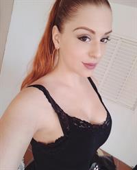 Thábata Cardoso taking a selfie