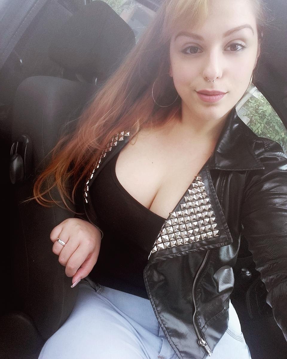 Thábata Cardoso Selfie Pictures Thábata Cardoso taking a selfie