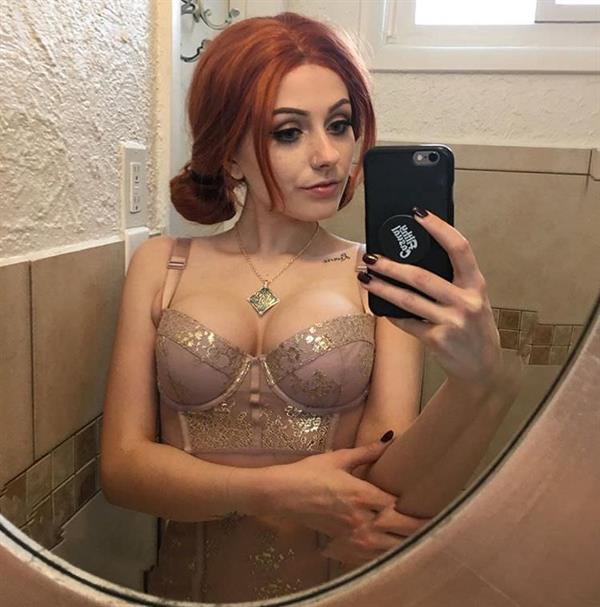 Rolyat in lingerie taking a selfie