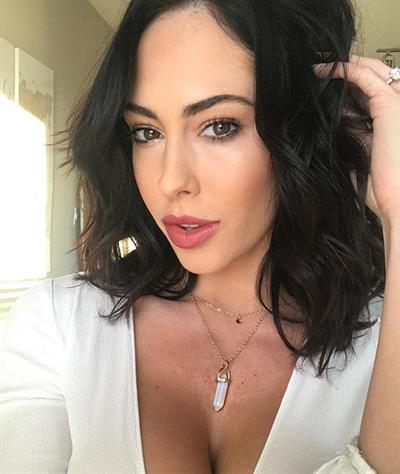 Hope Beel taking a selfie