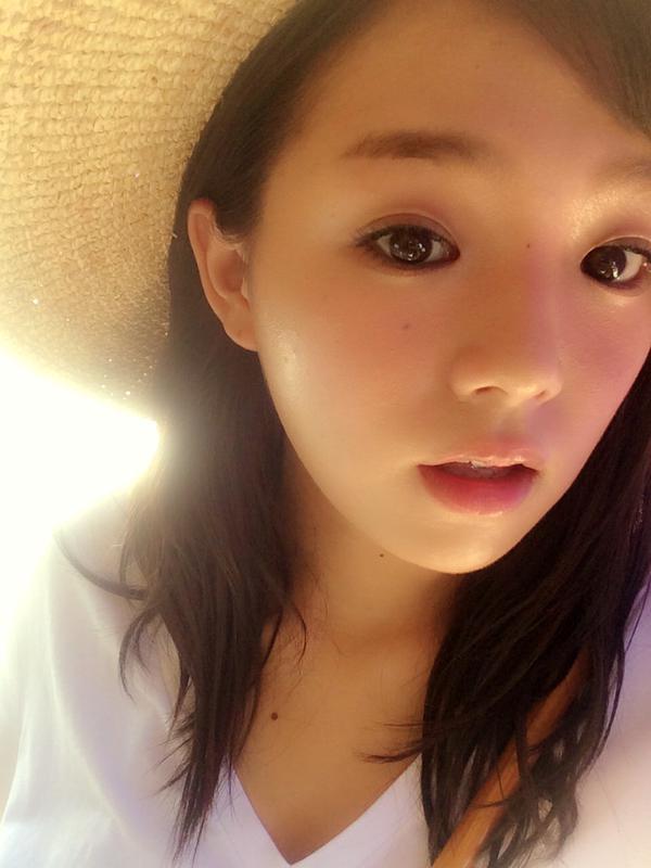 Ai Shinozaki taking a selfie