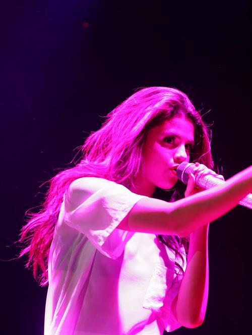 Selena Gomez –  Stars Dance  Milan performance 9/16/13  