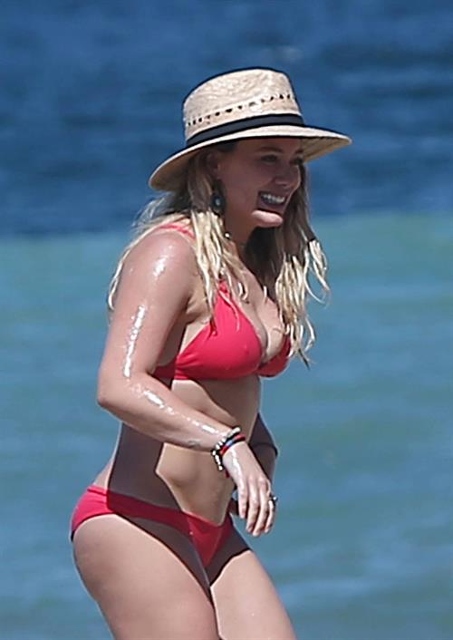 Hilary Duff sexy bikini pics