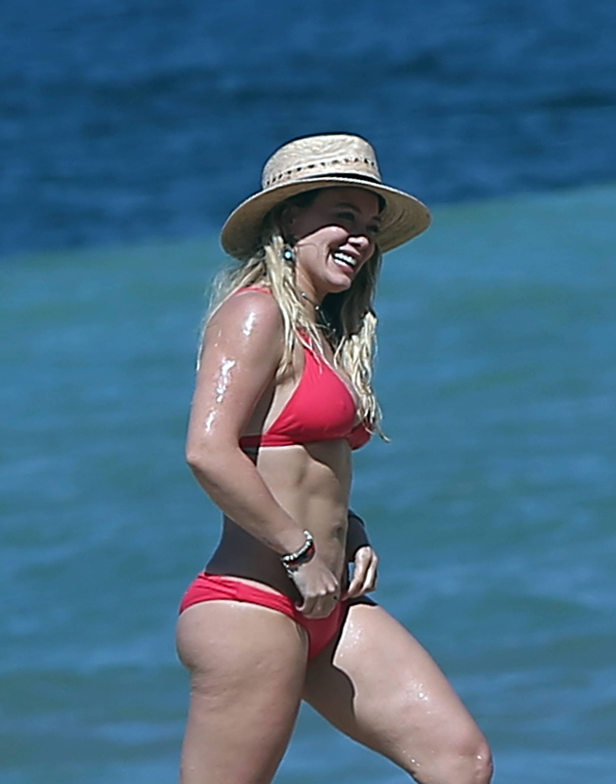 Hilary Duff sexy bikini pics