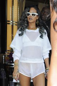 Rihanna - Arrives at her concert in the LG Arena Birmingham in Birmingham (16.07.2013) 
