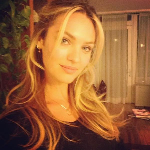 Candice Swanepoel taking a selfie