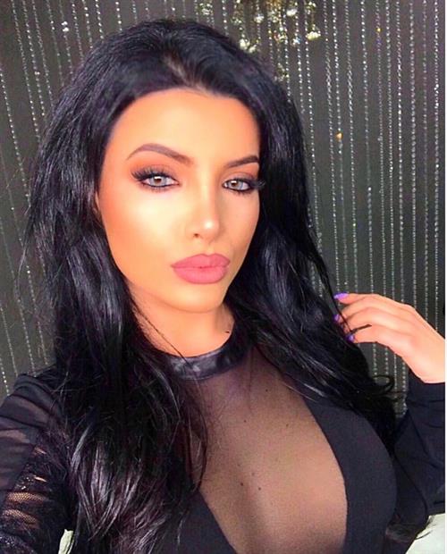 Joana Grabolli taking a selfie