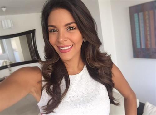 Keysi Sayago taking a selfie