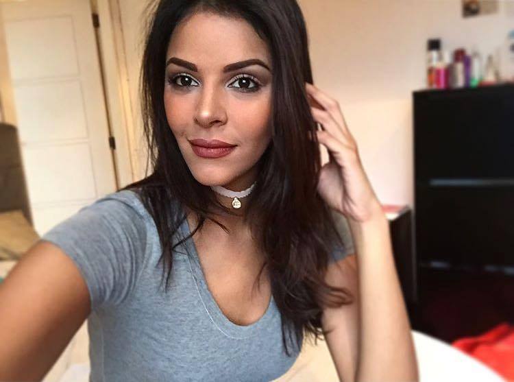 Keysi Sayago taking a selfie