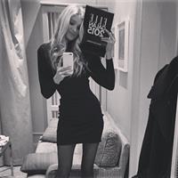 Elsa Hosk taking a selfie