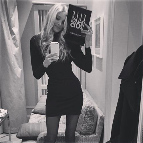 Elsa Hosk taking a selfie