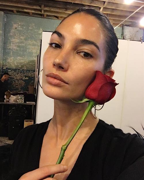 Lily Aldridge taking a selfie