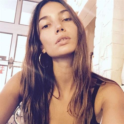 Lily Aldridge taking a selfie