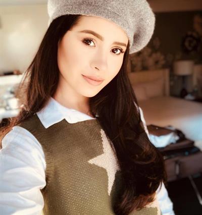 Danna Hernández taking a selfie