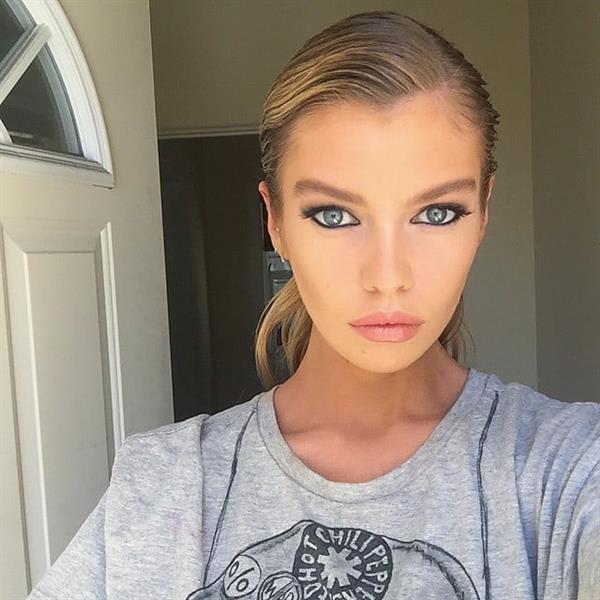 Stella Maxwell taking a selfie