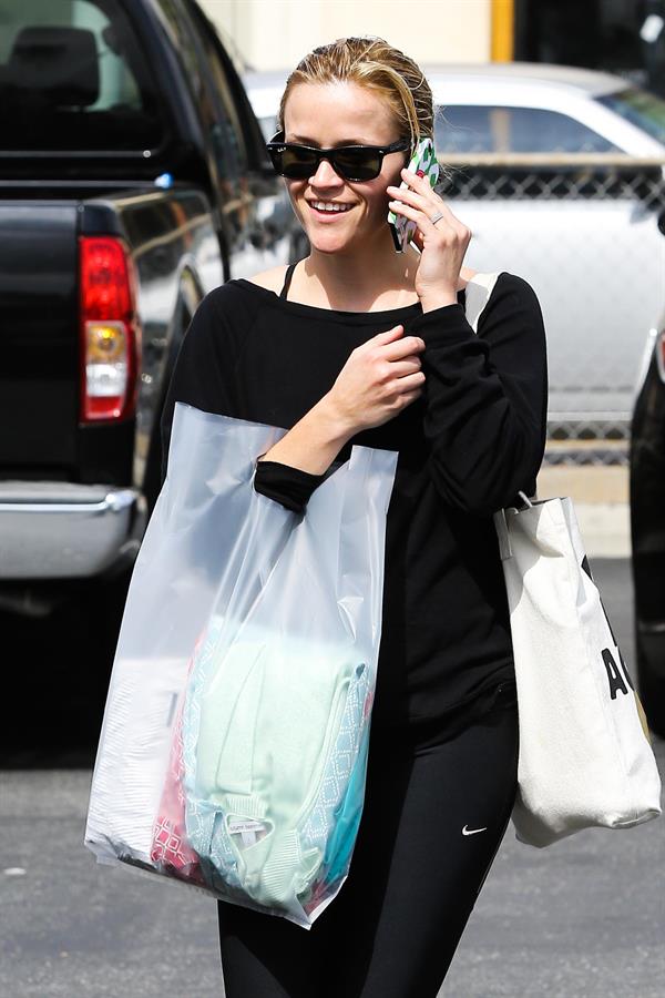 Reese Witherspoon Shopping in Brentwood (May 23, 2013) 