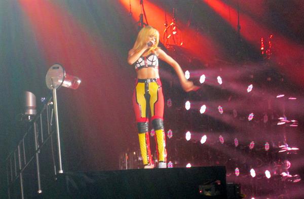 Rihanna performs 'Diamonds World Tour' in Antwerpen (June 5, 2013) 