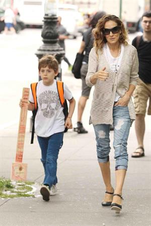 Sarah Jessica Parker Takes her children to school in New York City (May 23, 2013) 