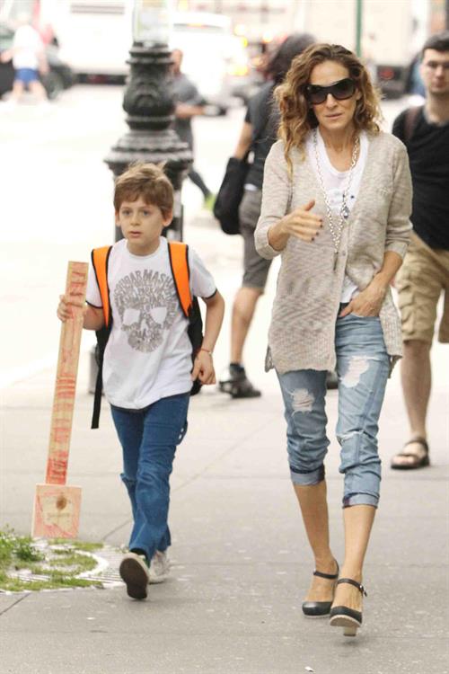 Sarah Jessica Parker Takes her children to school in New York City (May 23, 2013) 