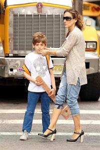 Sarah Jessica Parker Takes her children to school in New York City (May 23, 2013) 