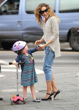 Sarah Jessica Parker Takes her children to school in New York City (May 23, 2013) 